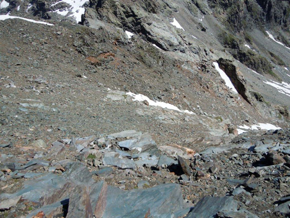 Pizzi dei Piani - La parete, dal traverso sopra la fascia di rocce rossastre