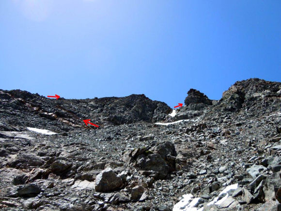 Pizzi dei Piani - A sinistra, la fascia di rocce chiare, rossastre e la cresta E