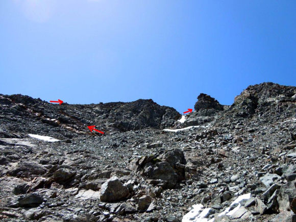 pizzideipiani - A sinistra, la fascia di rocce chiare, rossastre e la cresta E