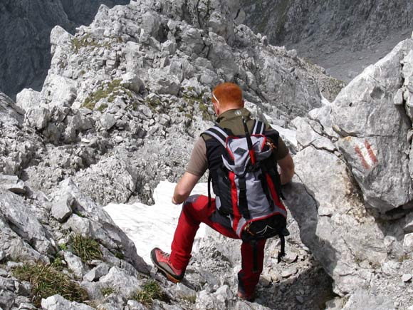 Pizzo Camino Camuno - Vista del canalone di discesa dalla forcella con la cima