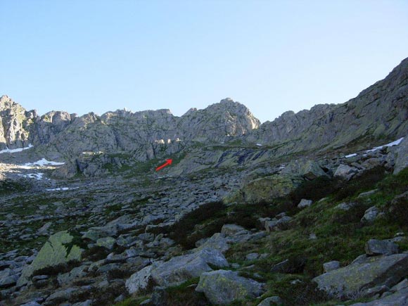 Pizzo Campanile - Sui pendii erbosi e detritici che precedono la Bocchetta di Lavreno