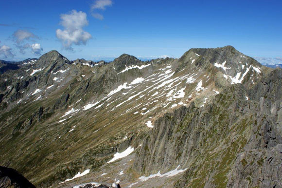Pizzo Campanile - Panorama di vetta verso SW. All'orizzonte, da sinistra, Monte Cardinello, Mater de Paia e il Pizzo Paglia