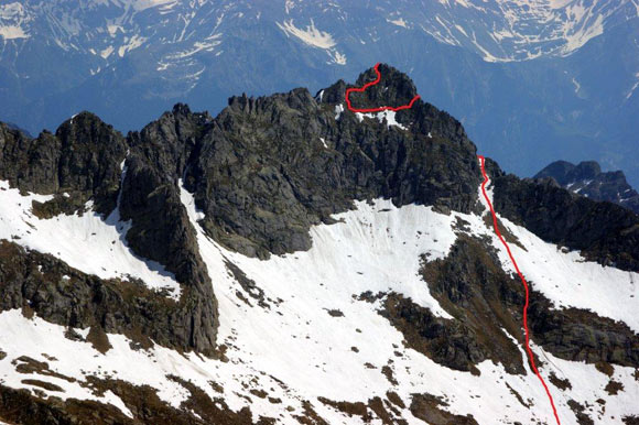 Pizzo Campanile - Il Pizzo Campanile con la Bocchetta di Lavreno ancora innevata, da SW