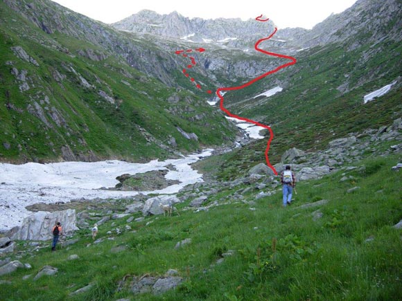 Pizzo Campanile - Le 2 possibilit per superare la fascia rocciosa che racchiude la valle e i 2 pastori in cerca delle pecore