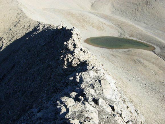 Punta e Pizzo Cassana - Il tratto pi impegnativo della cresta che pu essere aggirato sul ripido pendio in ombra