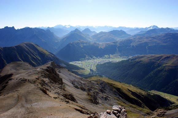 pizzocassana - Panorama di vetta verso ESE. Al centro la parte pi a N di Livigno e la Valle di Federia