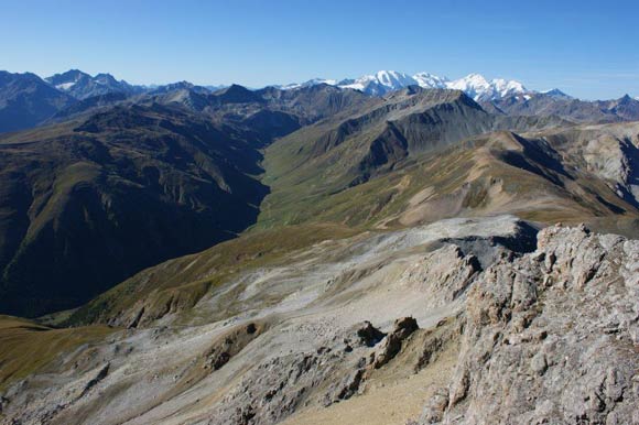 Punta e Pizzo Cassana - Panorama verso SSW. Al centro la Valle di Federia, in alto a sinistra il Pizzo Paradisino, a destra il Gruppo del Bernina