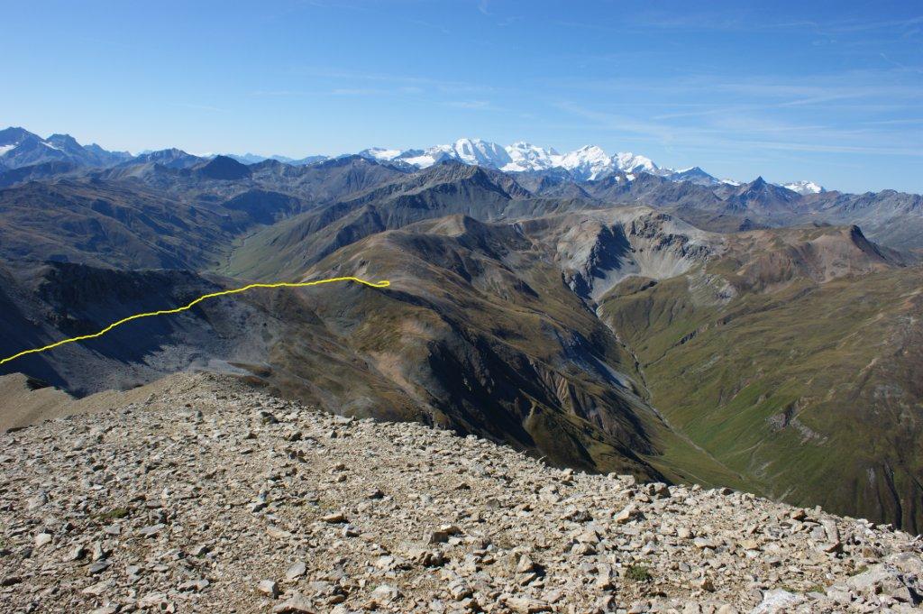Punta e Pizzo Cassana - Panorama di vetta verso SW. A sinistra la Valle di Federia, a destra la Val Chaschauna