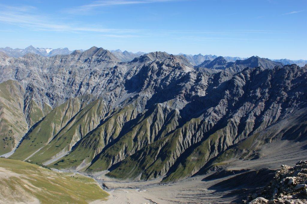 pizzocassana - Panorama verso N. La Val Trupchun e il Piz Quattervals che  la montagna pi alta a sinistra