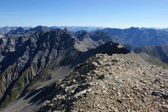 Punta e Pizzo Cassana - La lunga cresta E che collega Il Pizzo Cassana al Monte Saliente che  la punta poco a sinistra del centro immagine