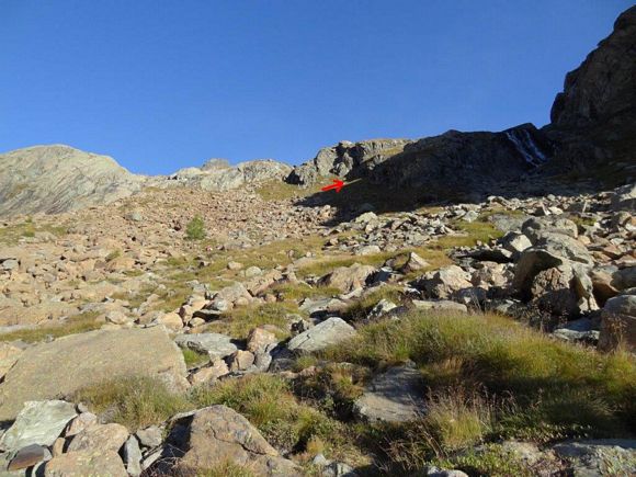 Pizzo Cassandra - In salita, in alto a destra la cascata