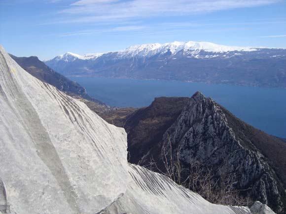 Monte Pizzocolo - Cresta SE - Porzione di cresta con vista sul Castello di Gaino, lago di Garda e Monte Baldo