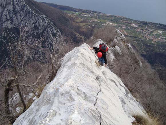 Monte Pizzocolo - Cresta SE - Passaggio su tratto affilato della cresta