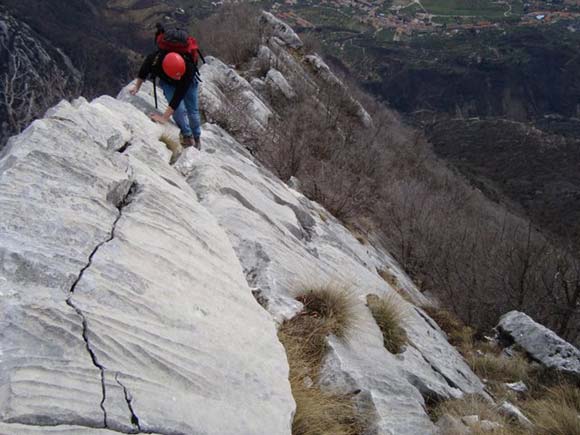 Monte Pizzocolo - Cresta SE - Passaggio su tratto affilato della cresta