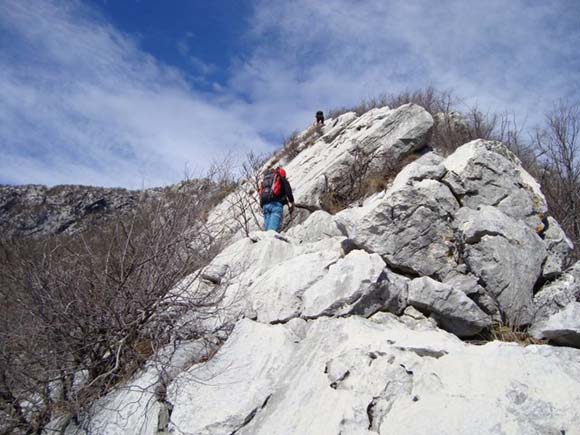 Monte Pizzoccolo - Cresta SE - Sugli strati rocciosi inclinati della cresta