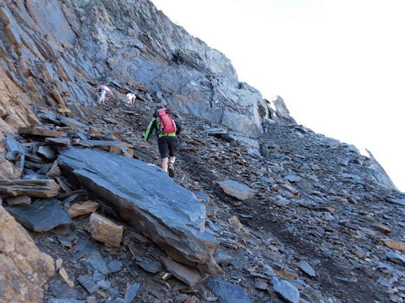 Pizzo del Diavolo di Tenda - Un tratto largo della cengia, con detriti e terriccio malfermo