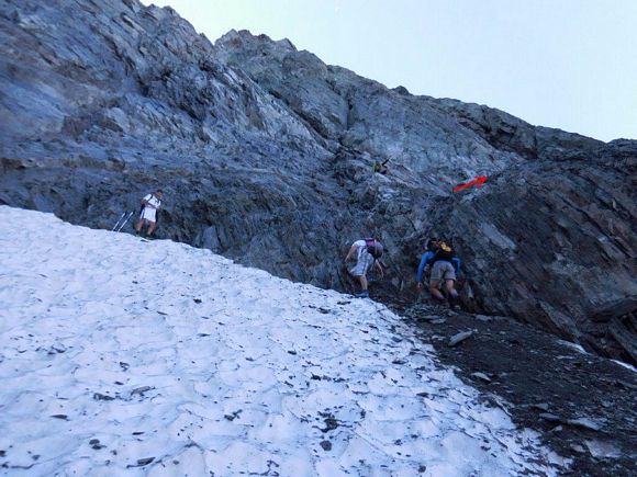 Pizzo del Diavolo di Tenda - Le roccette sopra il ghiacciaio (attrezzate con catene) che immettono sulla cengia