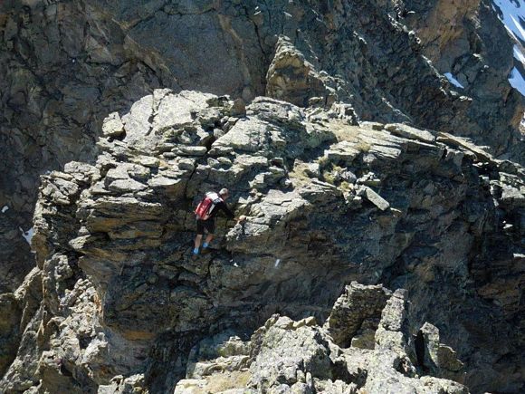 Pizzo Matto - Pietro nel superamento di un intaglio, sulla cresta S