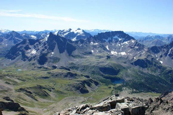 Pizzo Paradisino - Panorama di vetta verso SE. Al centro la Cima Viola, a destra la lunga cresta della Cima di Saoseo