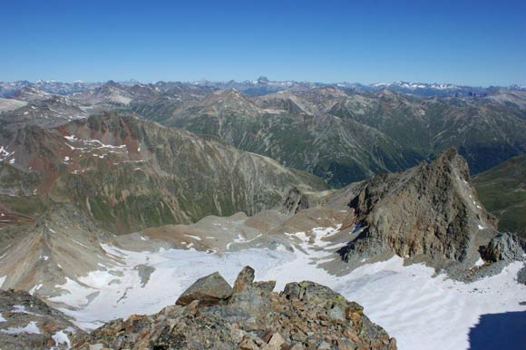 Pizzo Paradisino - Panorama di vetta verso NW. Il Ghiacciaio di Campo N e all'orizzonte, al centro, il Piz Kesch