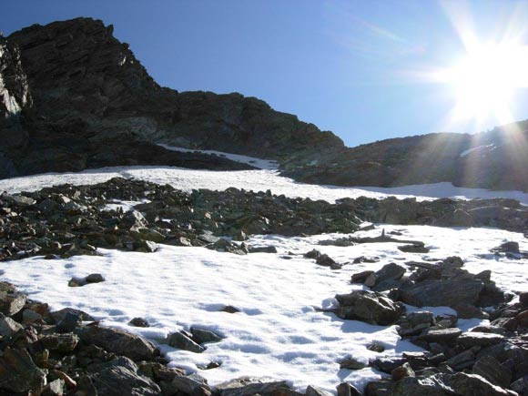 pizzoparadisino - In salita sul pendio sopra la conca glaciale, a sinistra la vetta