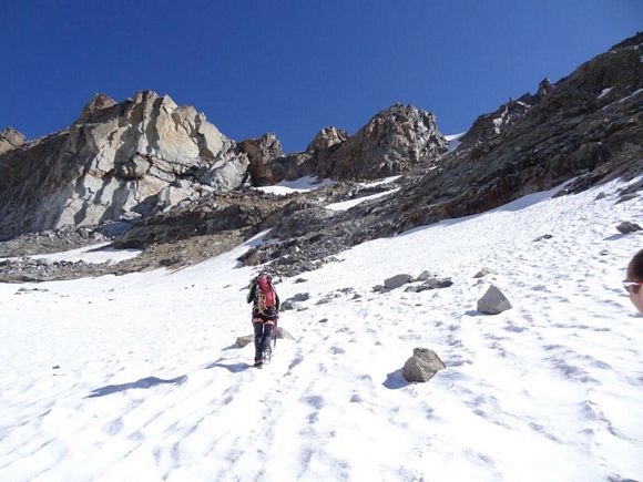 Pizzo Varuna - Verso il facile pendio di roccette, sotto il nevoso Passo di Gembr