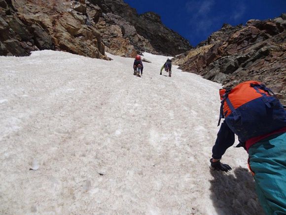 Pizzo Varuna - Nel ripido canale S, pericoloso per la caduta pietre