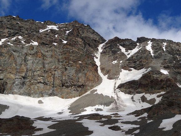 Pizzo Varuna - Al centro il ripido canale S, appena sceso