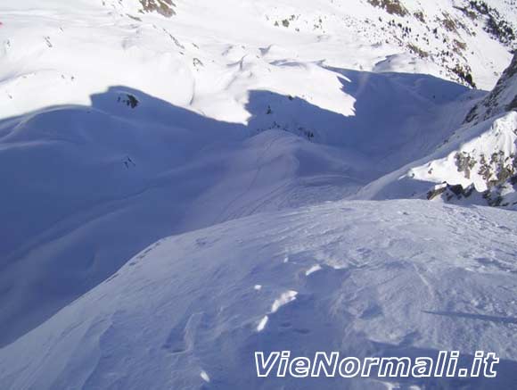 pozzera - Il lungo percorso di salita sotto la verticale parete est