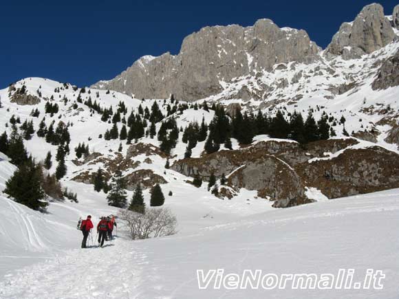 Monte Pozzera - Inizio della salita dai pressi della Malga Casinelli con la Presolana Centrale sullo sfondo