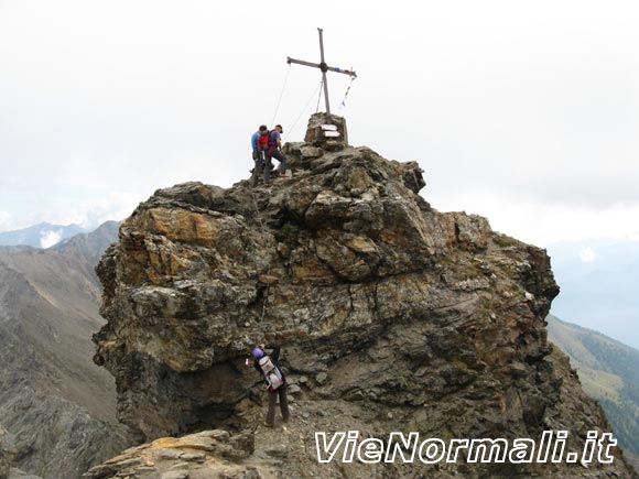 Punta Albiolo - La cuspide della cima con la catena