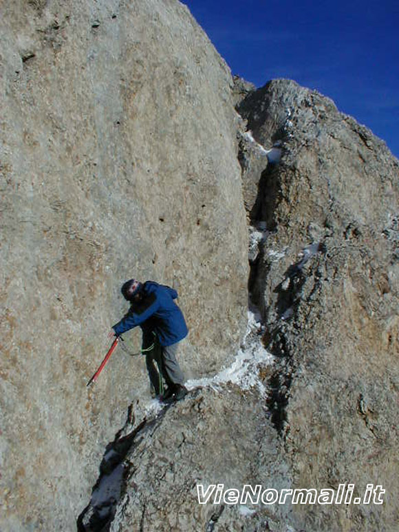 puntaciadin - Cornice rocciosa sotto al canalino verso la cima