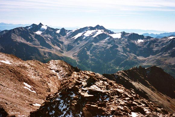 Punta dello Scudo - Panorama verso SE, a sinistra la Cima Gioveretto, al centro le due Cime Sternai