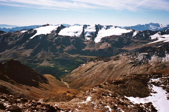 Punta dello Scudo - Panorama verso SSE, da sinistra: Cima Rossa di Sant, Punta Martello, le 3 Cime Venezia e Cima Marmotta