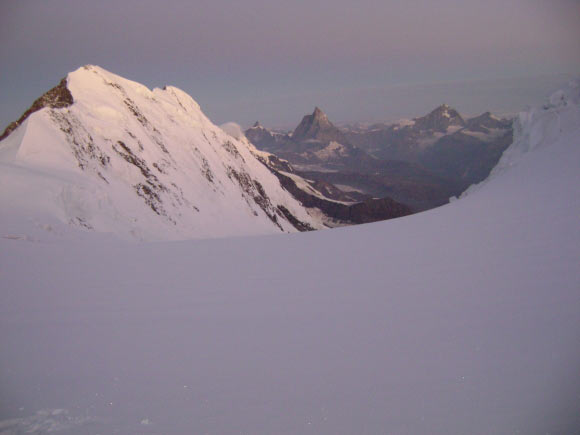 Punta Gnifetti - Alba al Colle del Lys verso il Lyskamm Est