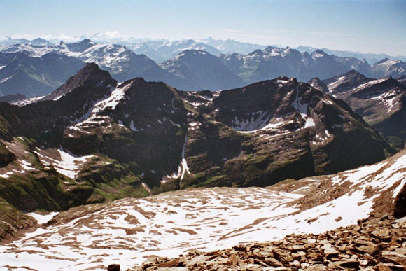 Puntone dei Fracin - Rheinquellhorn - Panorama verso SE, a sinistra il Piz de Mucia, a destra i Rodond