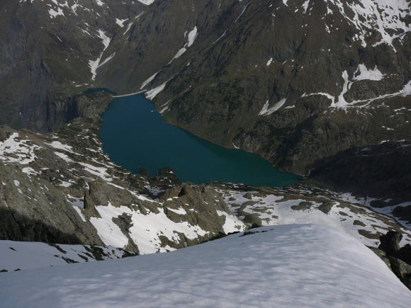 Pizzo Recastello - Dalla vetta lo sguardo si posa sulla diga del Rifugio Cur