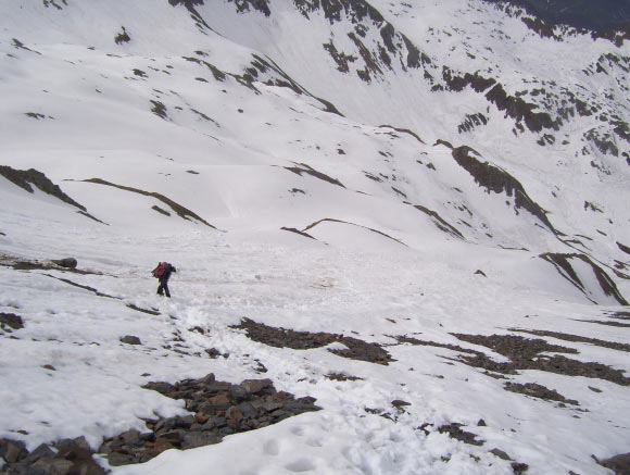 Pizzo Recastello - Discesa dalla via normale, lungo nevai con pendenze pi modeste