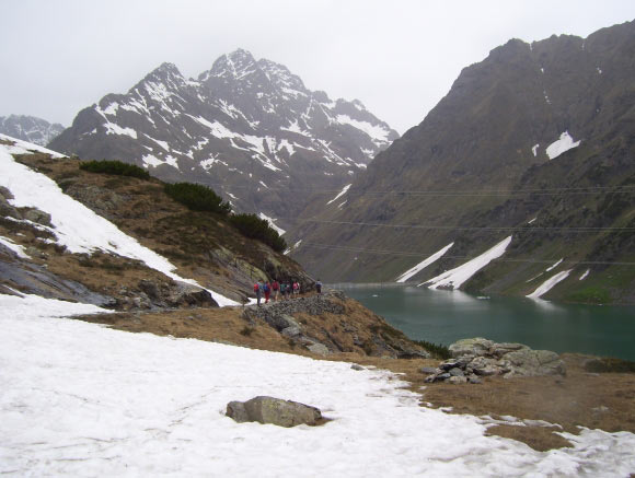 Pizzo Recastello - Canale N - Di ritorno, ormai nei pressi del rifugio. Sullo sfondo il Pizzo Redorta