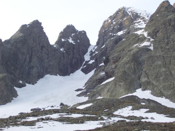 Pizzo Recastello - Canale N - Si sale con pendenza lieve tenendosi sulla destra e poi sempre dritti fino ad una barriera rocciosa