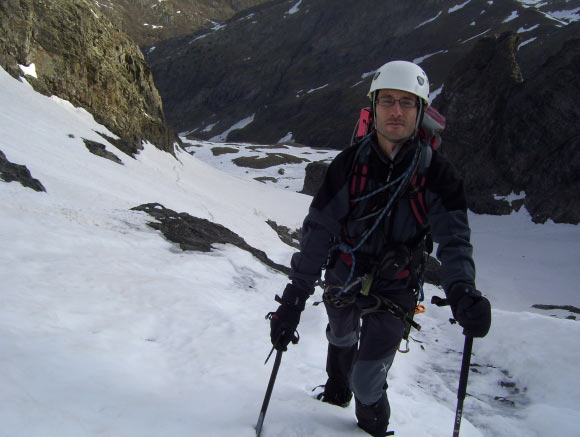 Pizzo Recastello - Nel nevaio: si cammina poco prima di iniziare il canale vero e proprio