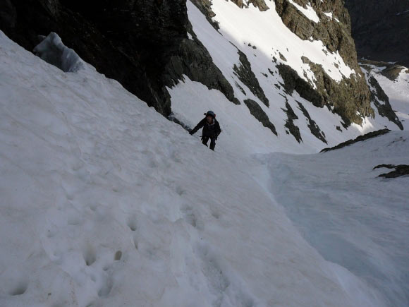 Pizzo Recastello - Man mano si sale il canale si fa pi stretto e raggiunge pendenze attorno ai 45 gradi