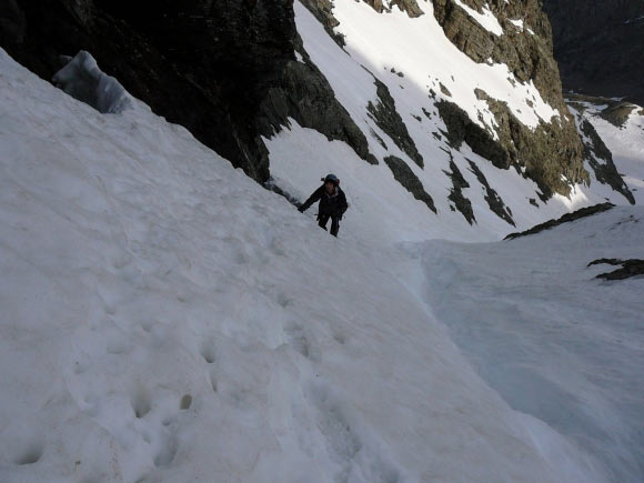 Pizzo Recastello - Man mano si sale il canale si fa pi stretto e raggiunge pendenze attorno ai 45 gradi