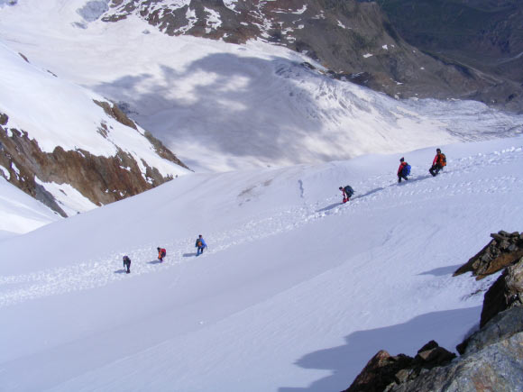 sanmatteo - Alpinisti in discesa per la via normale
