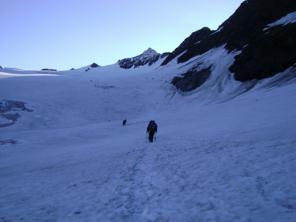Punta San Matteo - Cresta S - Risalita del lungo ghiacciaio verso il San Matteo