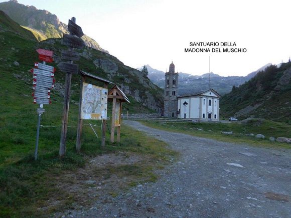Sassalbo - La partenza da Malghera, a sinistra i cartelli indicatori