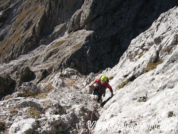 Sass Ortiga - Lungo la rampa-canale verso il forcellino