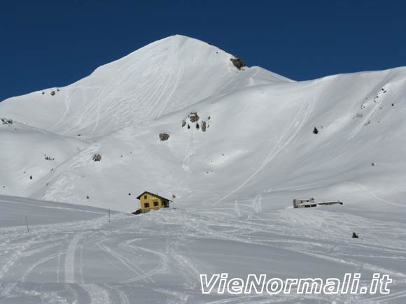 Monte Sodadura - Cresta SW - Il Rif. Aurora e la parete ovest del monte