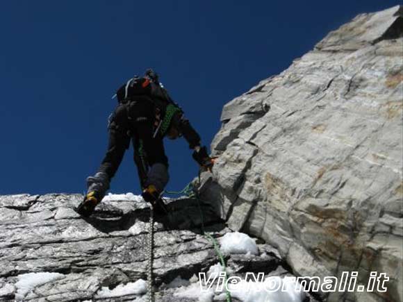 Pizzo Tresero - Passaggio dalla ripida paretina con catena che conduce al forcellino di cresta