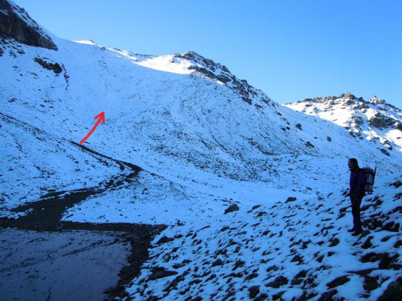 tschimadaflix - La pozza di (q. 2540 m) e il pendio per raggiungere la cresta SW del Piz d'Agnel